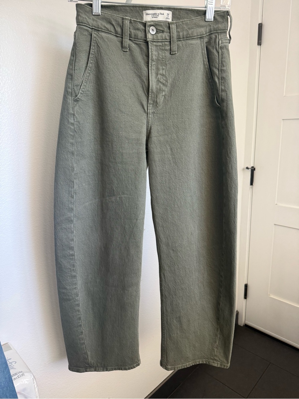 Abercrombie & Fitch women’s high rise barrel  24 short